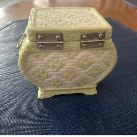 Annabell's Simple Pleasures Cozy Country Kitties Mary Ann Lasher Music Box - Picture 4 of 9